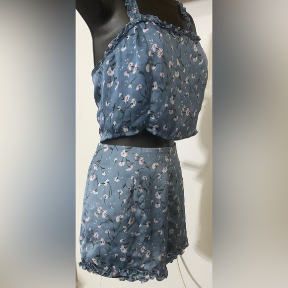 Lulu’s Crosswinds tight Blue Floral Print Ruffled Crop Top & shorts set. Size S - Picture 8 of 10